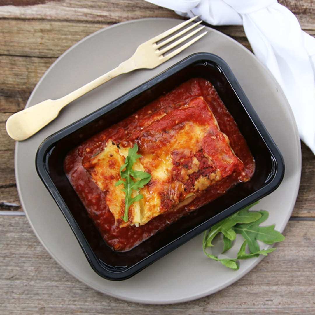 A protein-packed beef lasagna, made lovingly with layers of pasta, beef mince sauce, all topped off with the silkiest cheese béchamel sauce. Just like nonna's!